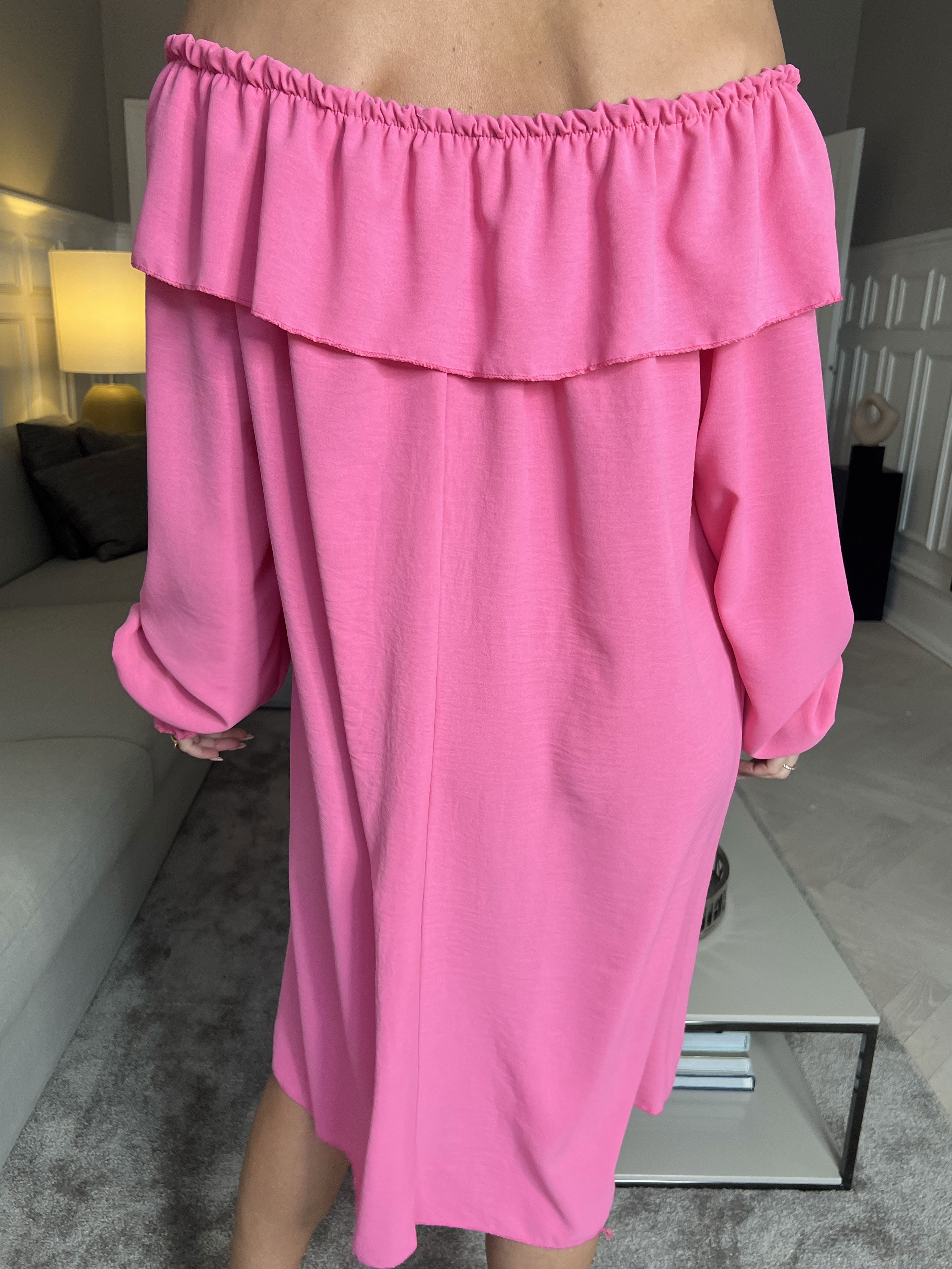 Elpida - Sød kjole med flæsekant og smock ved ærmet